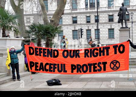 London, Großbritannien - 15. Januar 2022: Demonstration in London, Demonstranten mit Transparent `verteidigen das Recht auf friedlichen Protest` Stockfoto